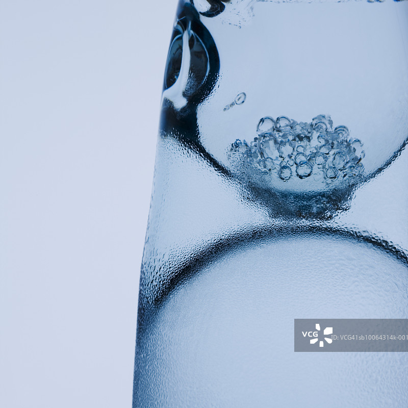 水瓶中的气泡特写图片素材