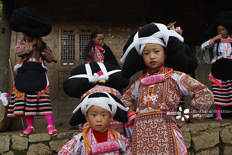 身穿传统服饰的中国贵州妇女和女孩（2-5岁）图片素材