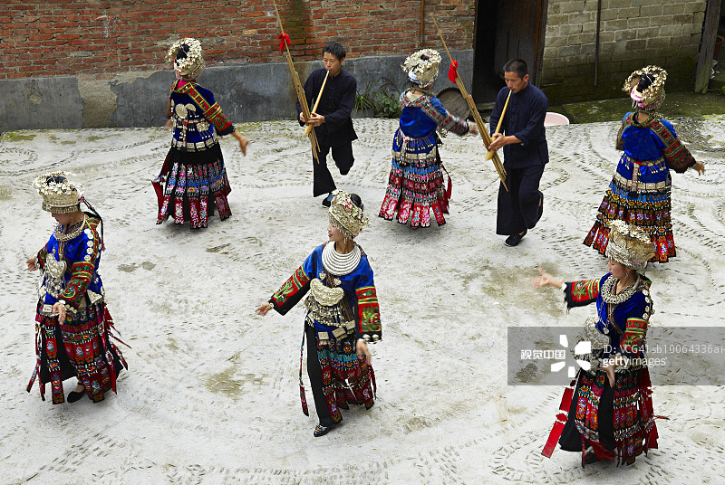 身穿裙子的苗族群众表演传统舞蹈图片素材