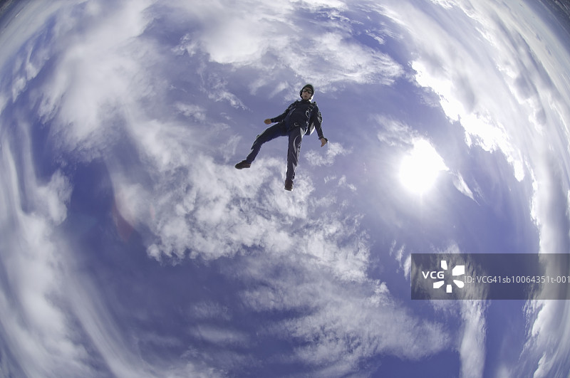 自由落体中的跳伞员图片素材