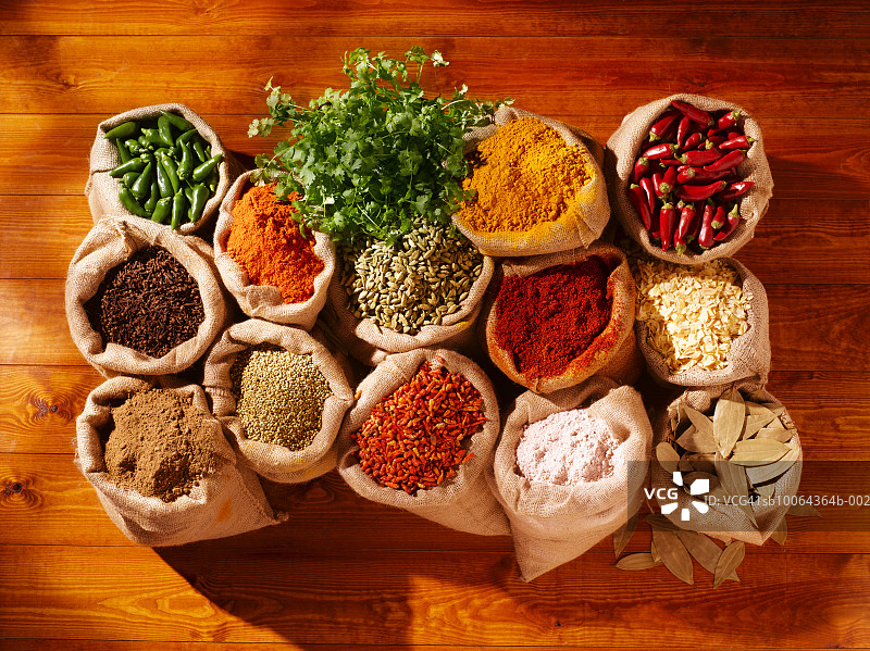 地板上麻袋里的香料和草药的排列，高角度视图图片素材