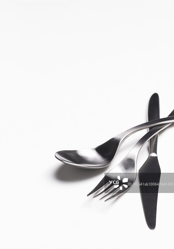 刀、叉和勺子的白色背景特写图片素材