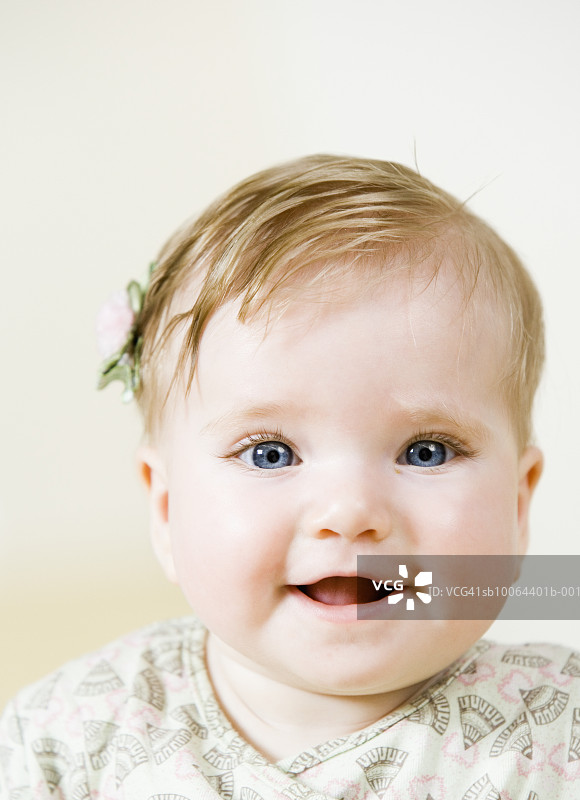 微笑的女婴（6个月大）特写图片素材