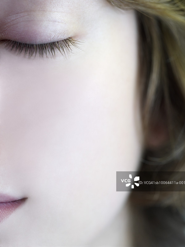 闭着眼睛的少女特写图片素材