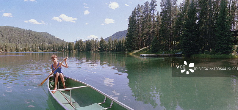 男孩（13-14岁）在船上游泳图片素材