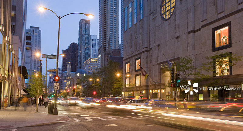 美国伊利诺伊州芝加哥华灯初上的密歇根大街图片素材