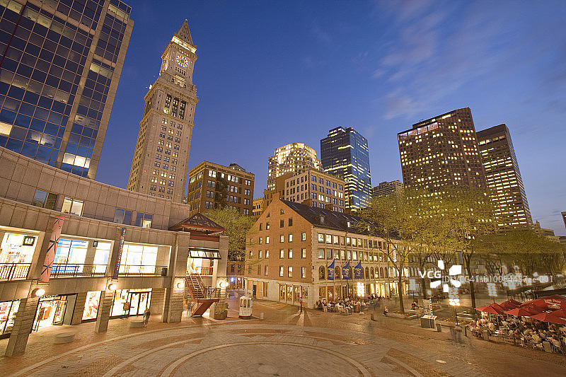 黄昏时分以天际线为背景的昆西市场图片素材