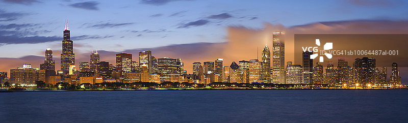 美国密歇根州芝加哥黄昏的天际线图片素材