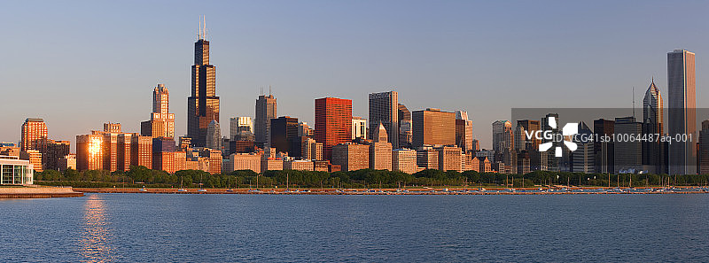 美国密歇根州芝加哥，密歇根湖上的天际线（黎明时分）图片素材