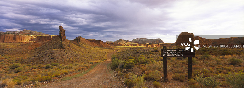 美国犹他州圆顶礁国家公园：上教堂谷和凯恩斯维尔沃什路的路标图片素材