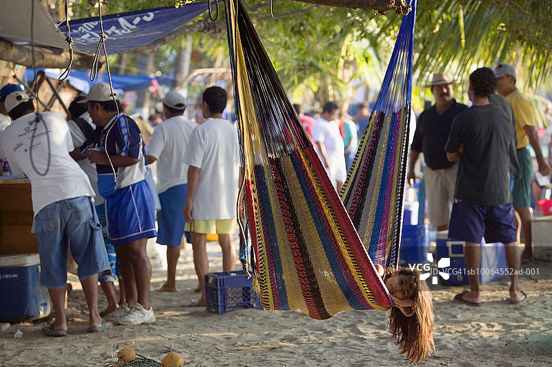 墨西哥格雷罗州锡瓦塔内霍市普拉亚市政海滩上躺在吊床上的女孩图片素材
