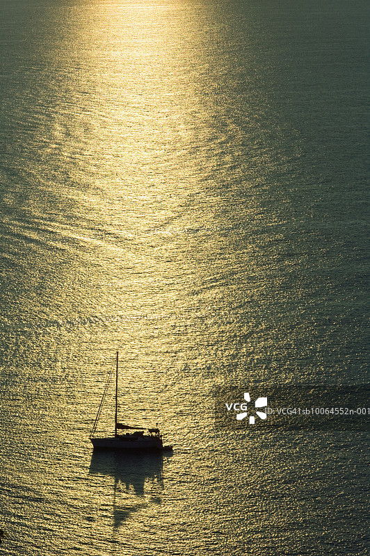 墨西哥曼萨尼约湾日出时的帆船远景图片素材