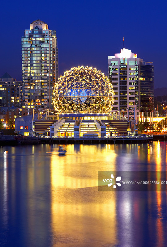 加拿大多伦多科学馆Telusphere水面倒影图片素材