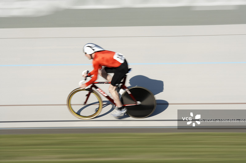 自行车赛道上的骑行者图片素材