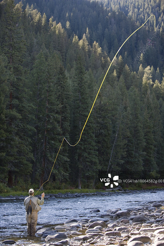男子飞蝇钓鱼的背影图片素材
