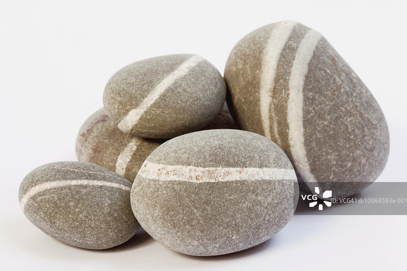 堆叠的花岗岩鹅卵石，带有石英纹理，特写镜头图片素材