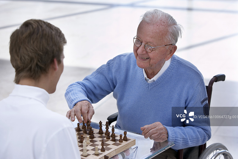 年长的男人和年轻人下象棋图片素材