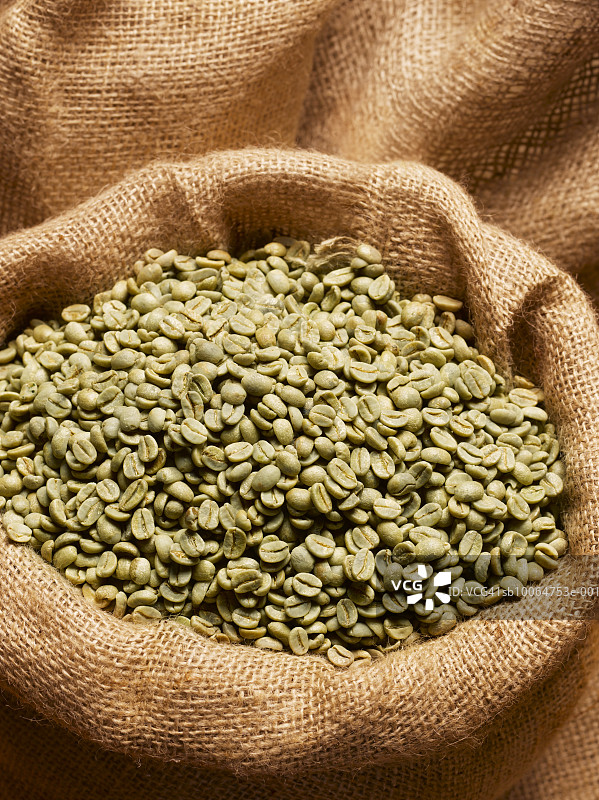 麻袋里的绿色咖啡豆，特写图片素材