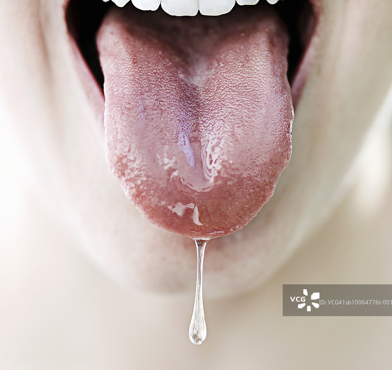 女士舌头滴着唾液特写图片素材