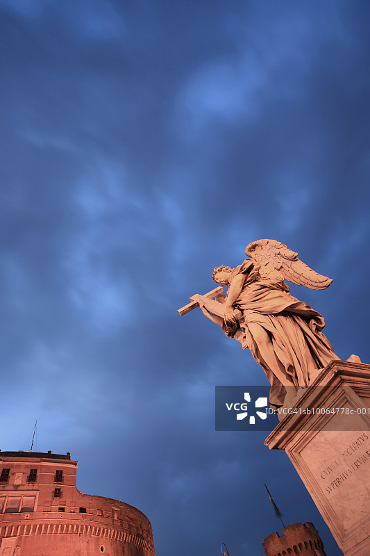 意大利罗马：圣天使堡和贝尔尼尼的圣天使桥雕像图片素材