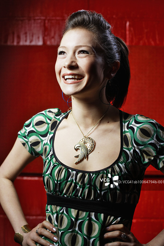 年轻女人手扶着臀部，微笑特写图片素材