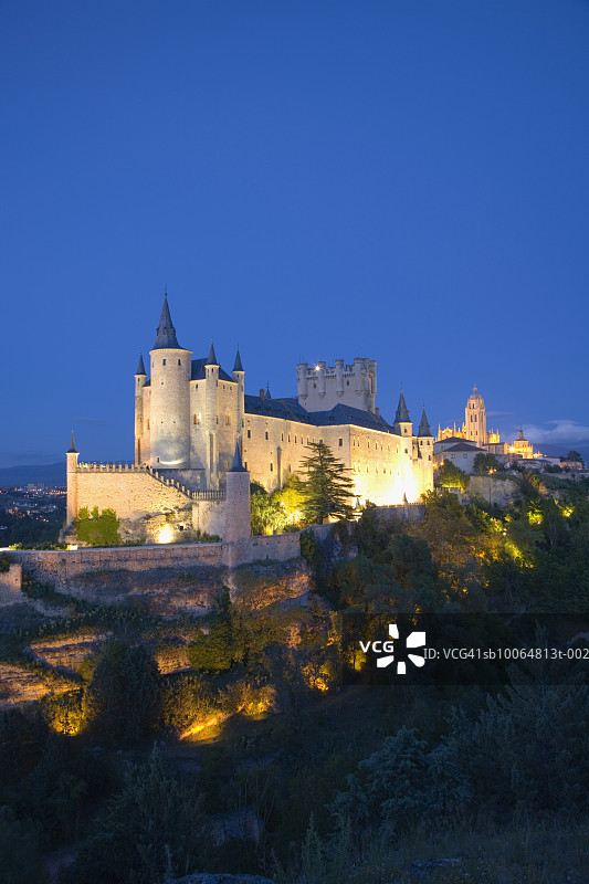 黄昏时分的塞哥维亚城堡和大教堂图片素材