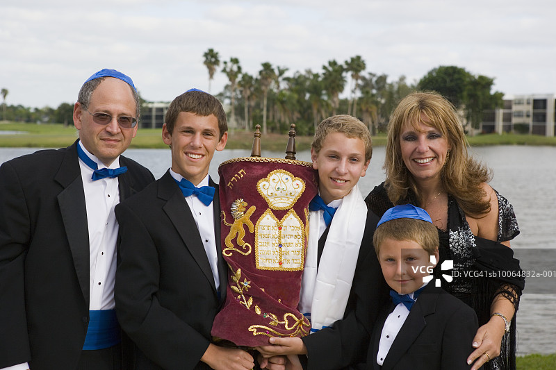 犹太家庭户外成人礼手持妥拉肖像图片素材