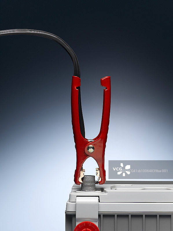 连接到汽车电池正极的跨接电缆图片素材