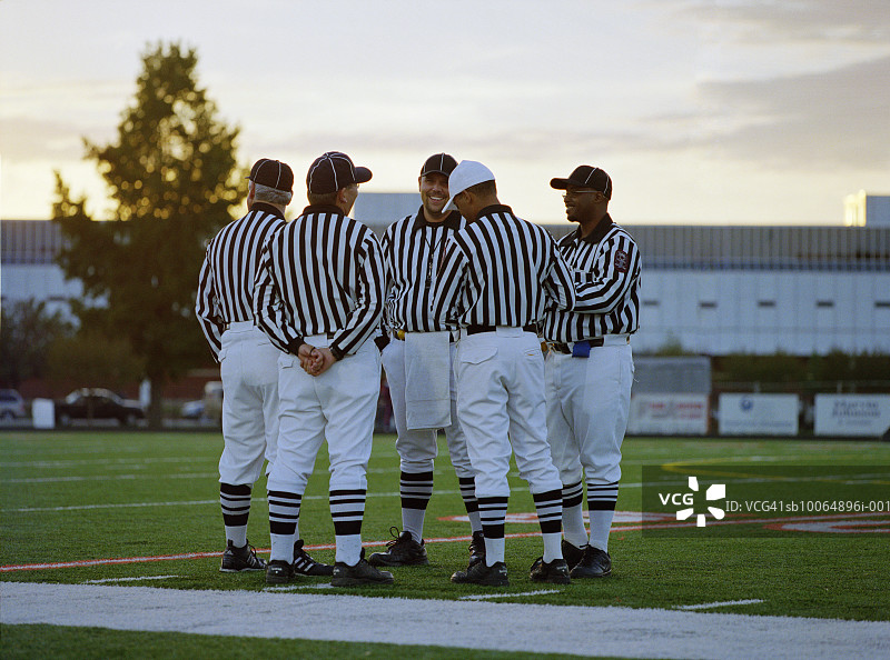 橄榄球裁判在场上交谈图片素材