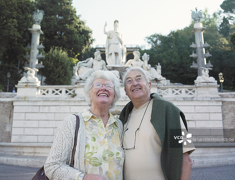 老年夫妇站在街上，抬头微笑图片素材