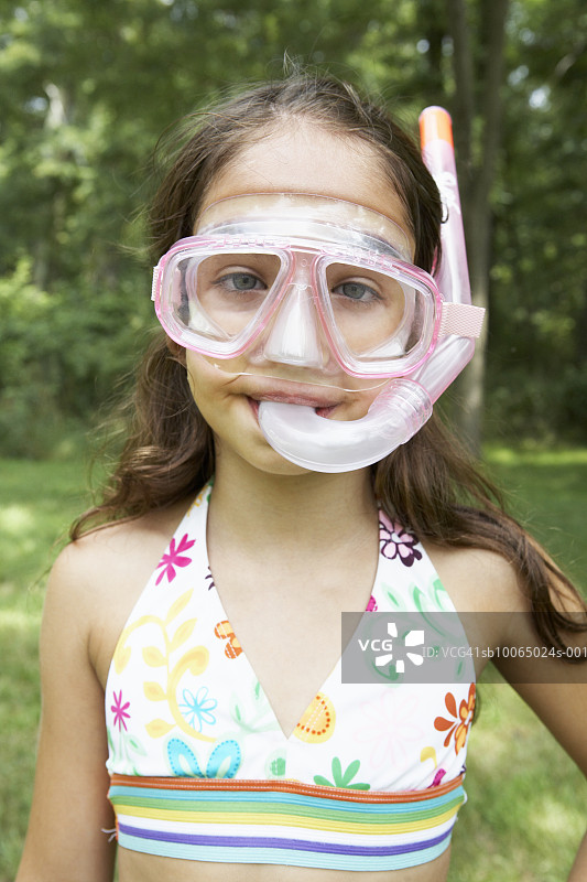 户外戴着潜水面罩和呼吸管的女孩肖像（8-9岁）图片素材