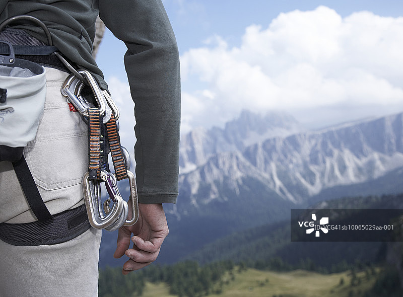 意大利蒂罗尔：年长的登山者站在山边，后视图图片素材