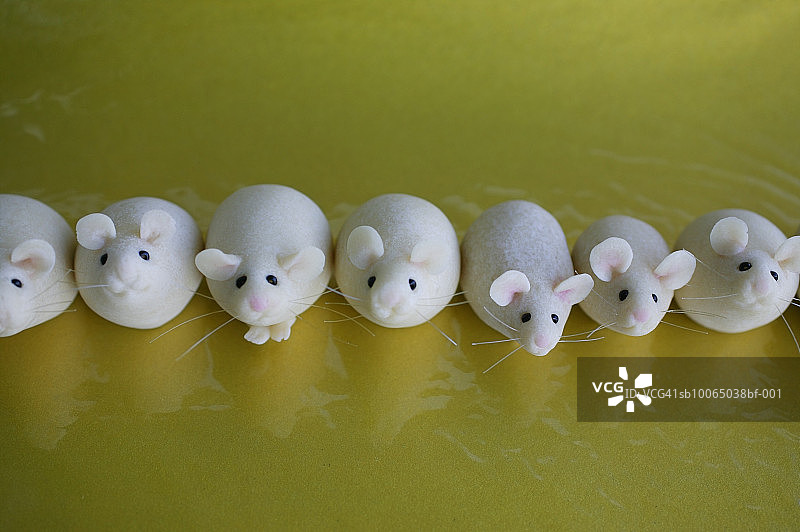 一排七个黏土老鼠图片素材