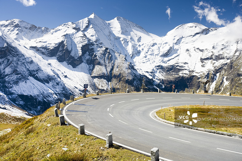 奥地利萨尔茨堡Hohe Tauern国家公园，以大格洛克纳山为背景的蜿蜒道路图片素材