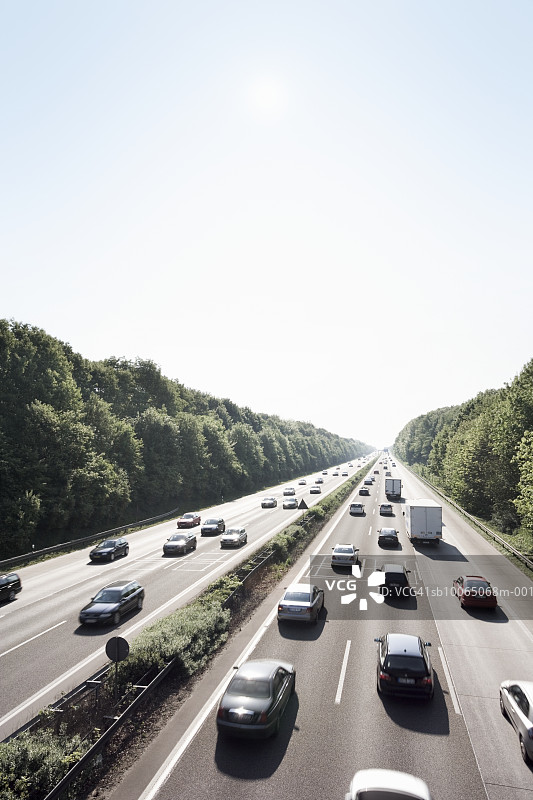 高速公路上的汽车，高角度视图图片素材