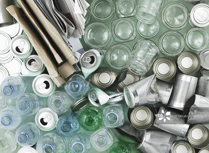 准备回收的锡罐和瓶子俯视图图片素材