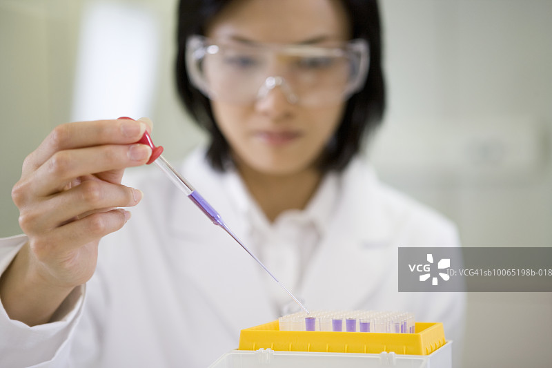 科学家将液体倒入试管（前景聚焦）图片素材