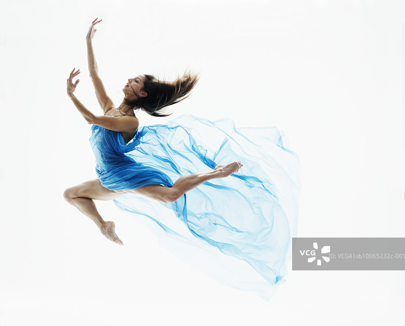 白色背景中跃起的女舞者侧视图图片素材