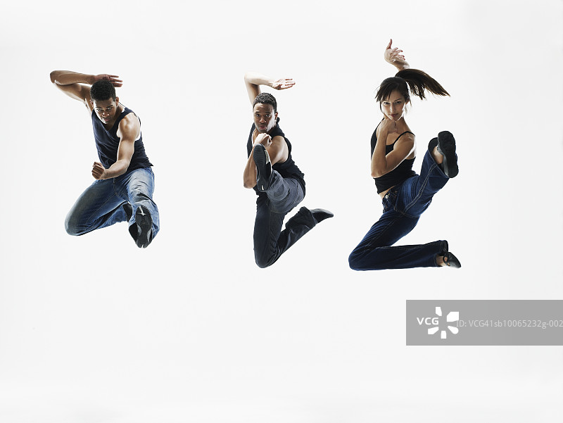 三个人在白色背景上腾空踢腿图片素材