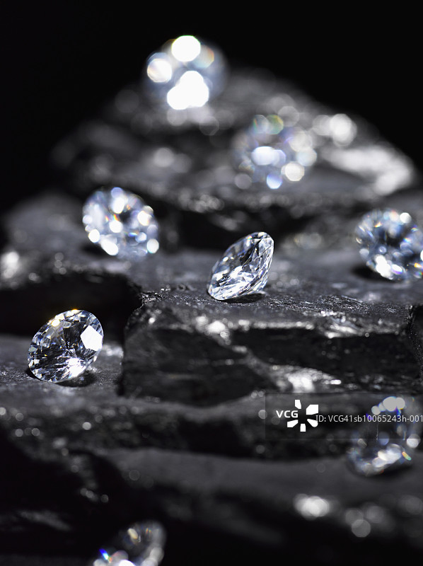 层状煤炭上的小钻石（差动焦点）图片素材