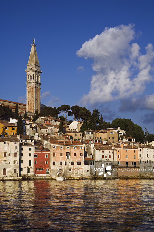 克罗地亚罗维尼：城市景观与圣尤菲米娅大教堂在海水中倒影图片素材