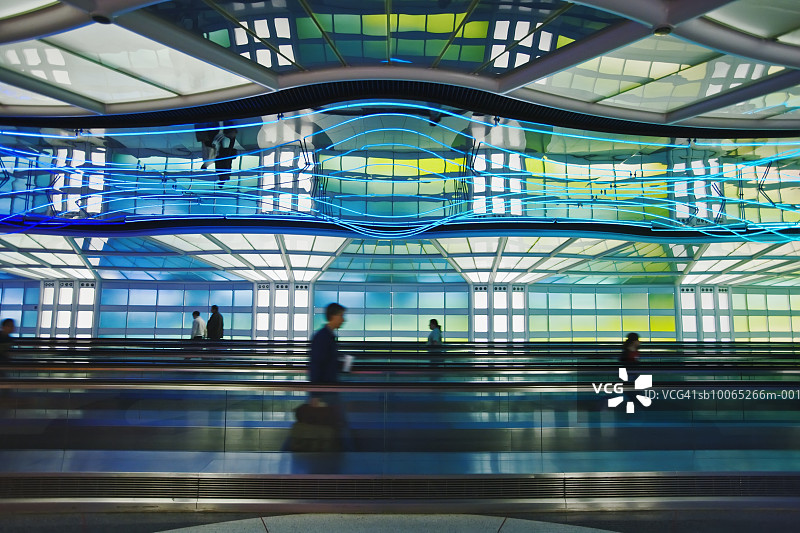 在自动人行道上的航空旅客图片素材