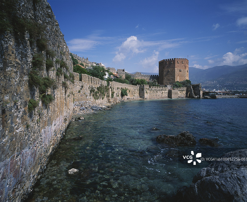海岸线上的红色塔楼和城堡墙图片素材