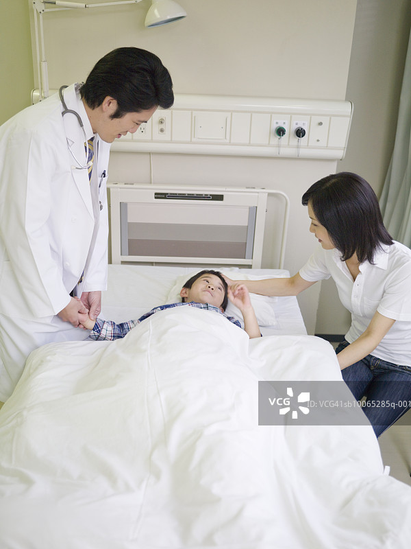在医院病床上接受医生脉搏检查的男孩（5-6岁）图片素材