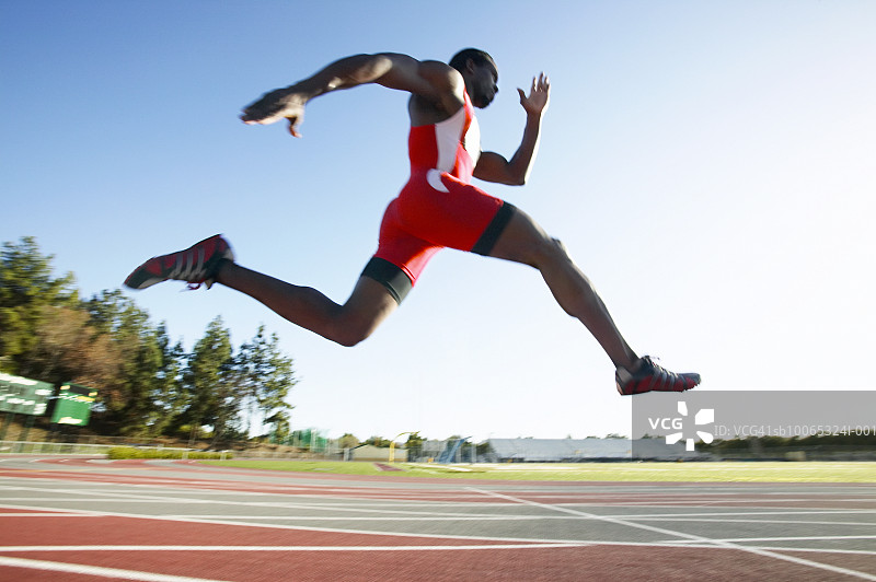 运动员在跑道上跑步（侧视图）图片素材