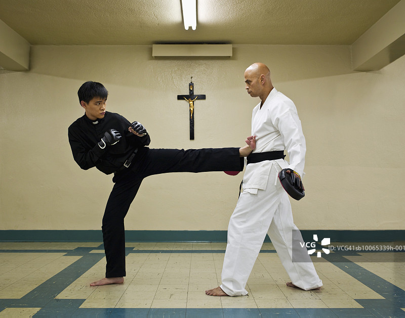 教练教年轻教士学习武术图片素材