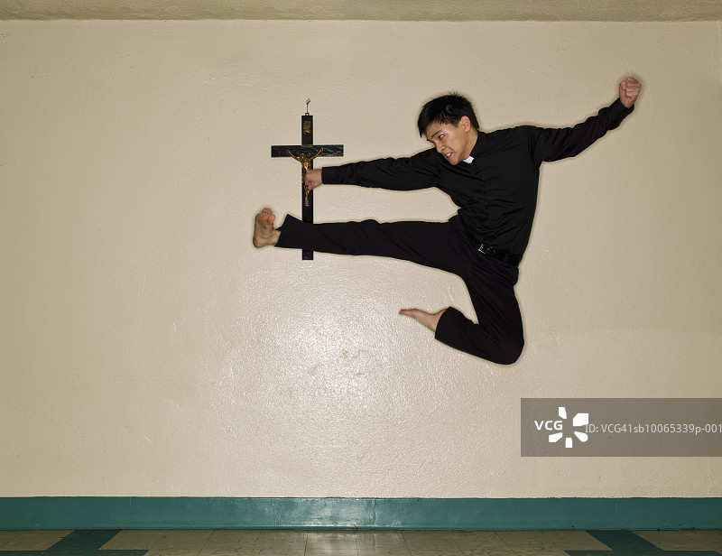 练习空手道的年轻牧师图片素材