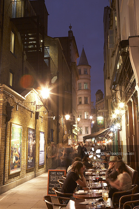 英国伦敦：圣马丁庭院的户外餐厅图片素材