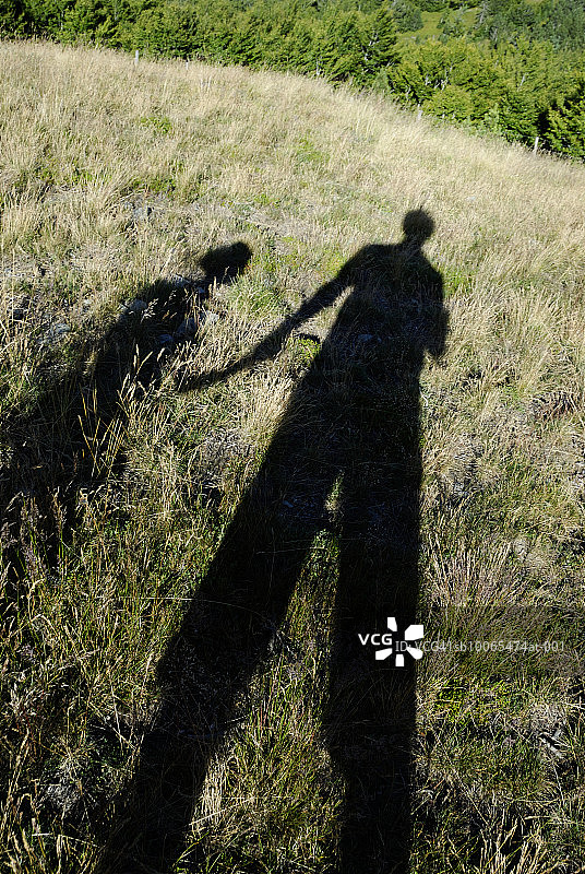 户外，儿童与男人的影子，高角度视图图片素材
