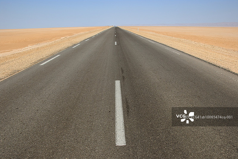 沙漠中的笔直道路图片素材